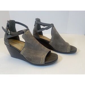 Naked Feet Womens Crux Wedge Open Toe Leather Sandal 10 M Gray Taupe Comfortable